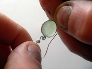 Krok 3. Umieść przekładkę w rozgiętym oczku bigla. 