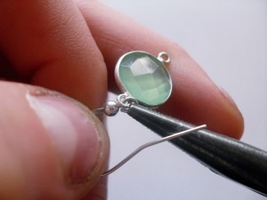 Krok 4. Za pomocą szczypiec zegnij pętelkę bigla z powrotem