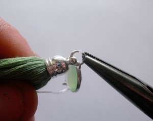 Krok 7. Nałóż na rozgięte kółeczko przekładkę oraz element z chwotem