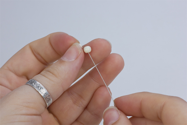 Krok 2. Nawlekamy na igłę koraliki