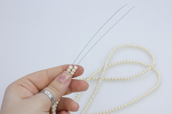 Krok 3. Przygotuj nawleczone na linkę koraliki 