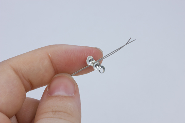 Krok 6. Przez obie końcówki linki przewlekamy jabłuszko 