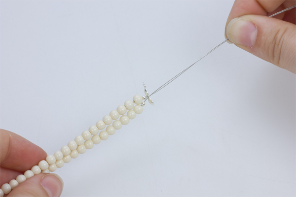 Krok 7. Przesuwamy jabłuszko tak, by stykało się z koralikami 