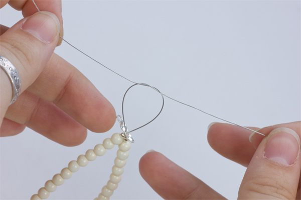 Krok 8. Zawiązujemy pętelkę przy jabłuszku