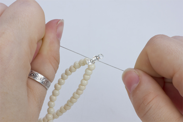 Krok 9.Ściskamy supełek 