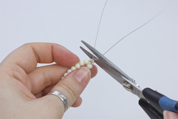 Krok 10. Odcinamy nadmiar stalowej linki przy jabłuszku