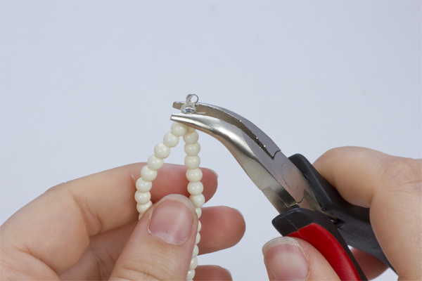 Krok 12. Za pomocą szczypiec dociśnij zgięte jabłuszko