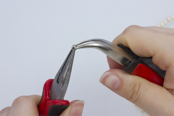 Krok 14. Rozginamy kółeczko zaciskowe 