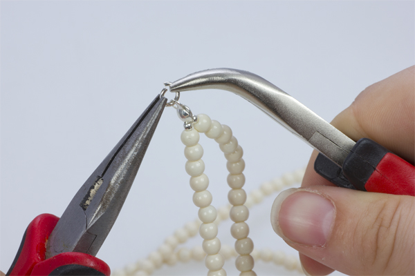 Krok 15. Przekładamy kółeczko przez jabłuszko i zaciskamy je