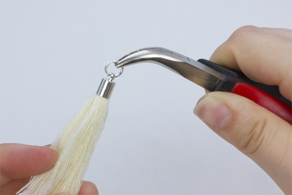 Krok 19. Montujemy kółeczko zaciskowe na chwoście 