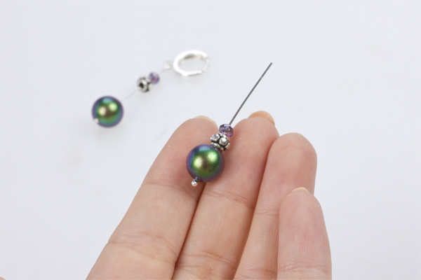 Krok 2. Na srebrną szpilkę nałóż przygotowane materiały.