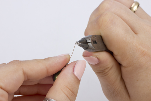 Krok 3.Na końcu szpilki przygotuj pętelkę. 