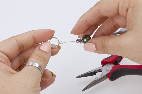 Krok 4. Nałóż szpilkę na rozgiętą końcówkę bigla 