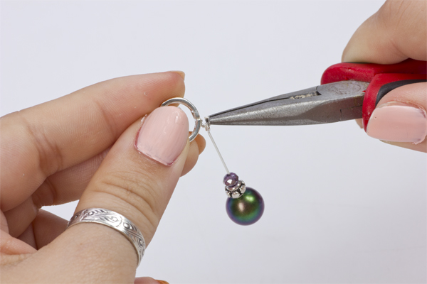 Krok 5.Za pomocą szczypiec zaciśnij oczko bigla 