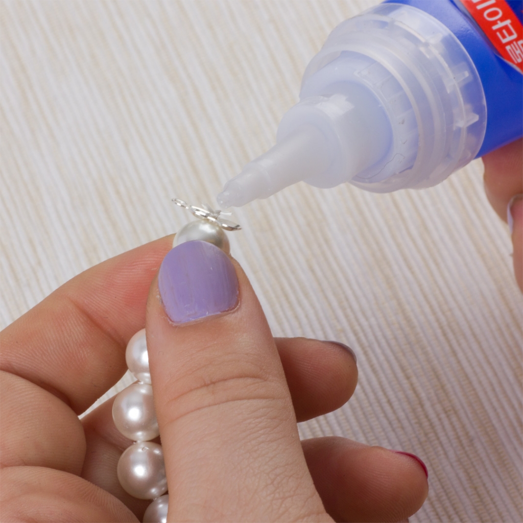 Krok 5. Zabezpiecz supełek kropelką kleju