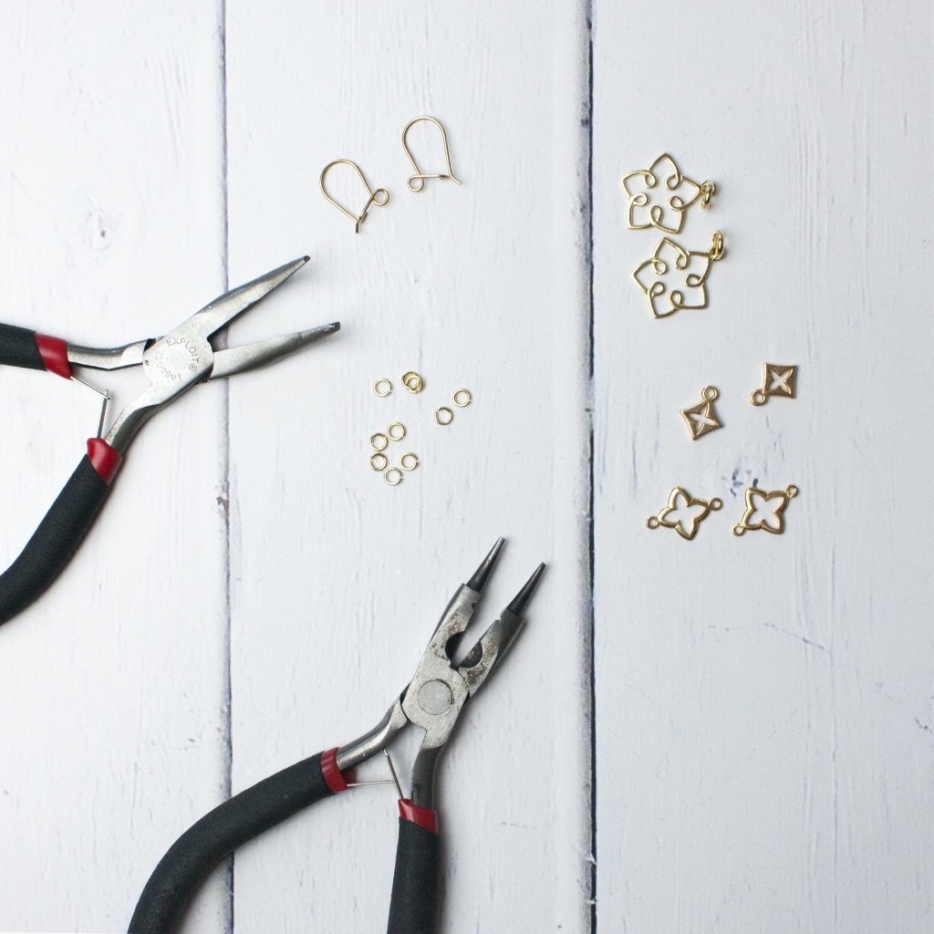 srebrne elementy kolczyków, szczypce