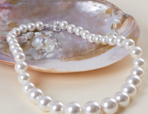 Stopniowany naszyjnik z pereł: jak w prosty sposób wykończyć nawleczony sznur pereł