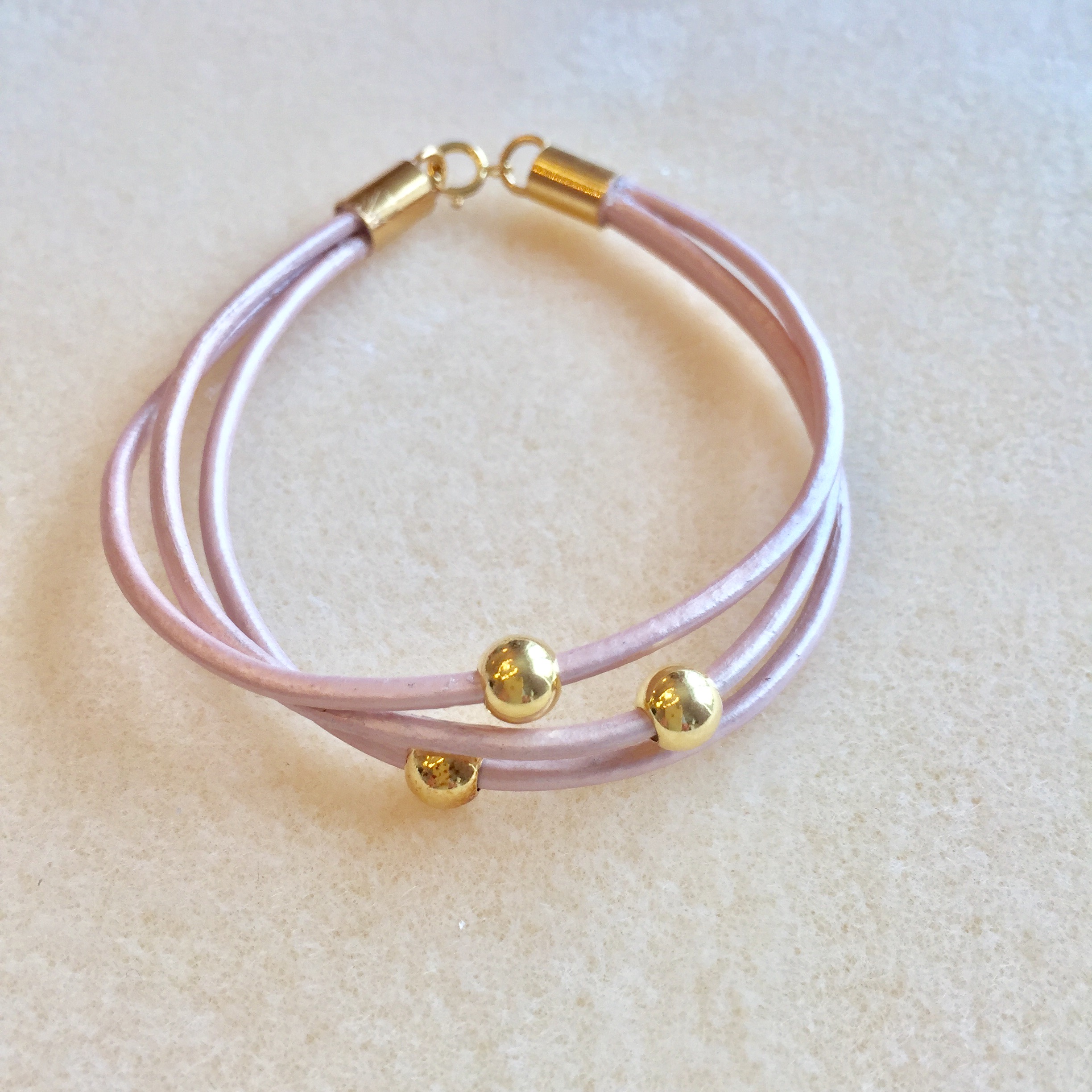 pastelowa bransoletka z rzemienia