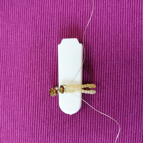 pierścionek z drobnymi kamieniami