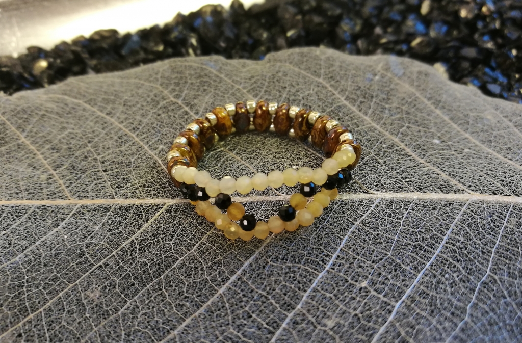 pierścionek z drobnymi kamieniami