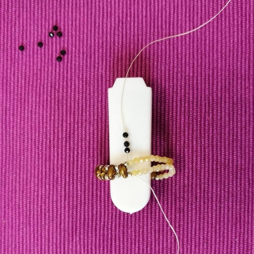 pierścionek z drobnymi kamieniami