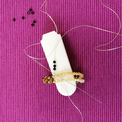 pierścionek z drobnymi kamieniami