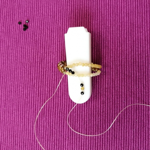 pierścionek z drobnymi kamieniami