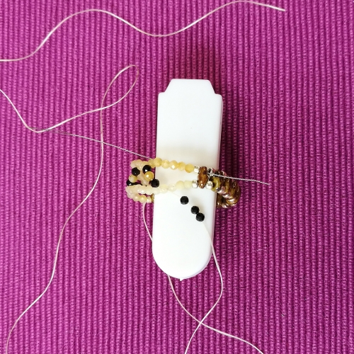 pierścionek z drobnymi kamieniami