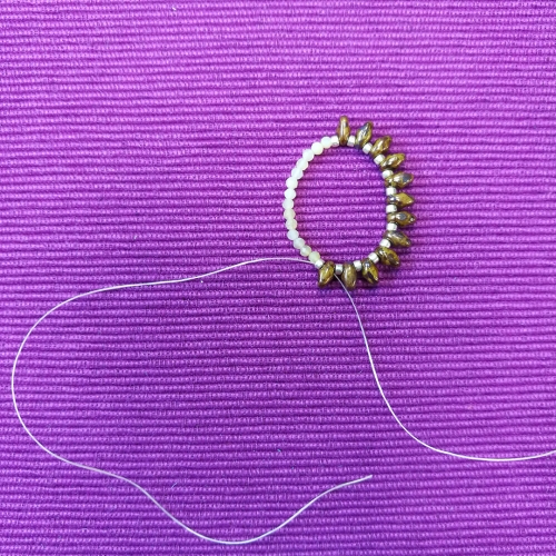 pierścionek z drobnymi kamieniami