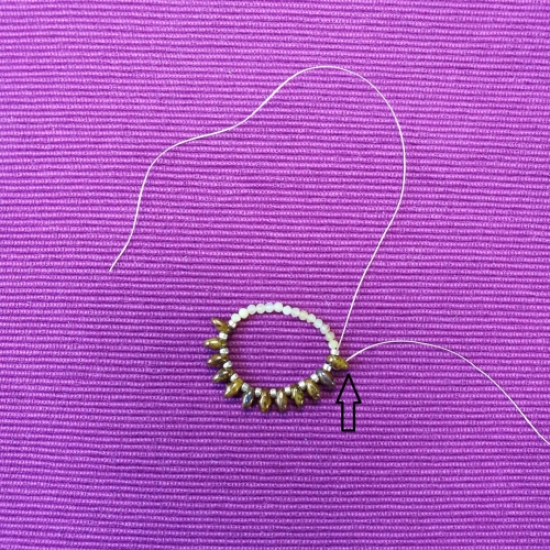 pierścionek z drobnymi kamieniami