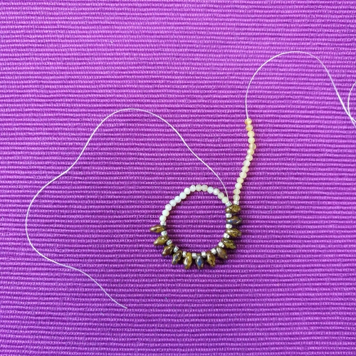 pierścionek z drobnymi kamieniami