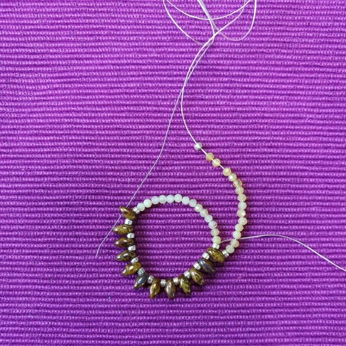 pierścionek z drobnymi kamieniami