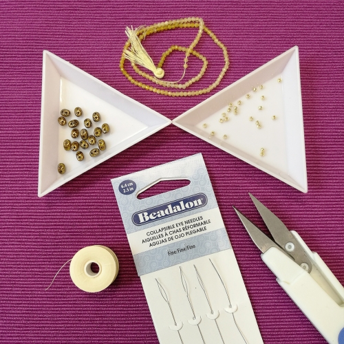 pierścionek z drobnymi kamieniami