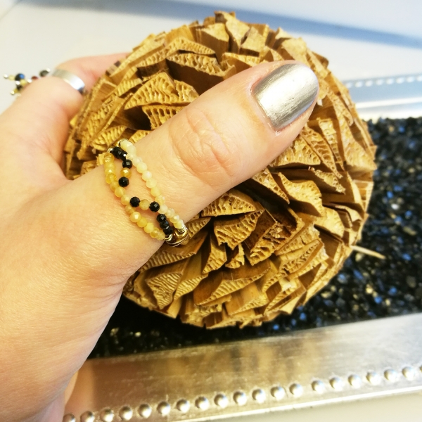 pierścionek z drobnymi kamieniami