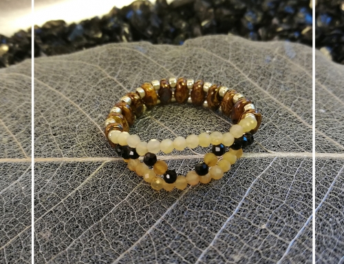 Koralikowy pierścionek z drobnymi kamieniami