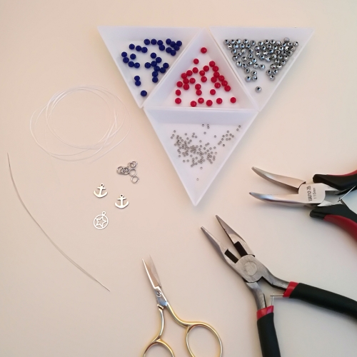 letnie bransoletki na gumce z zawieszkami ze stali chirurgicznej