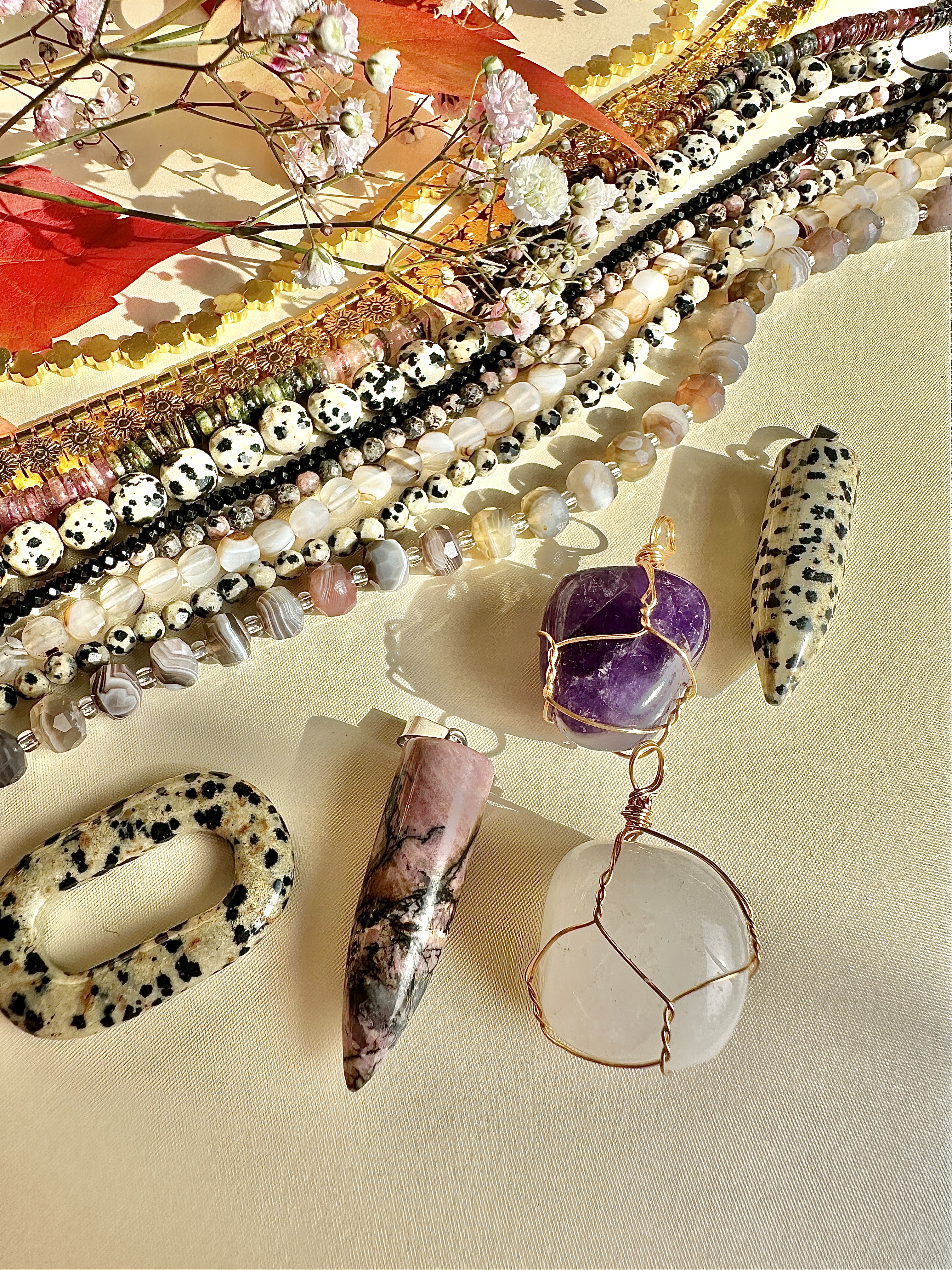 Koraliki i zawieszki z kamieni