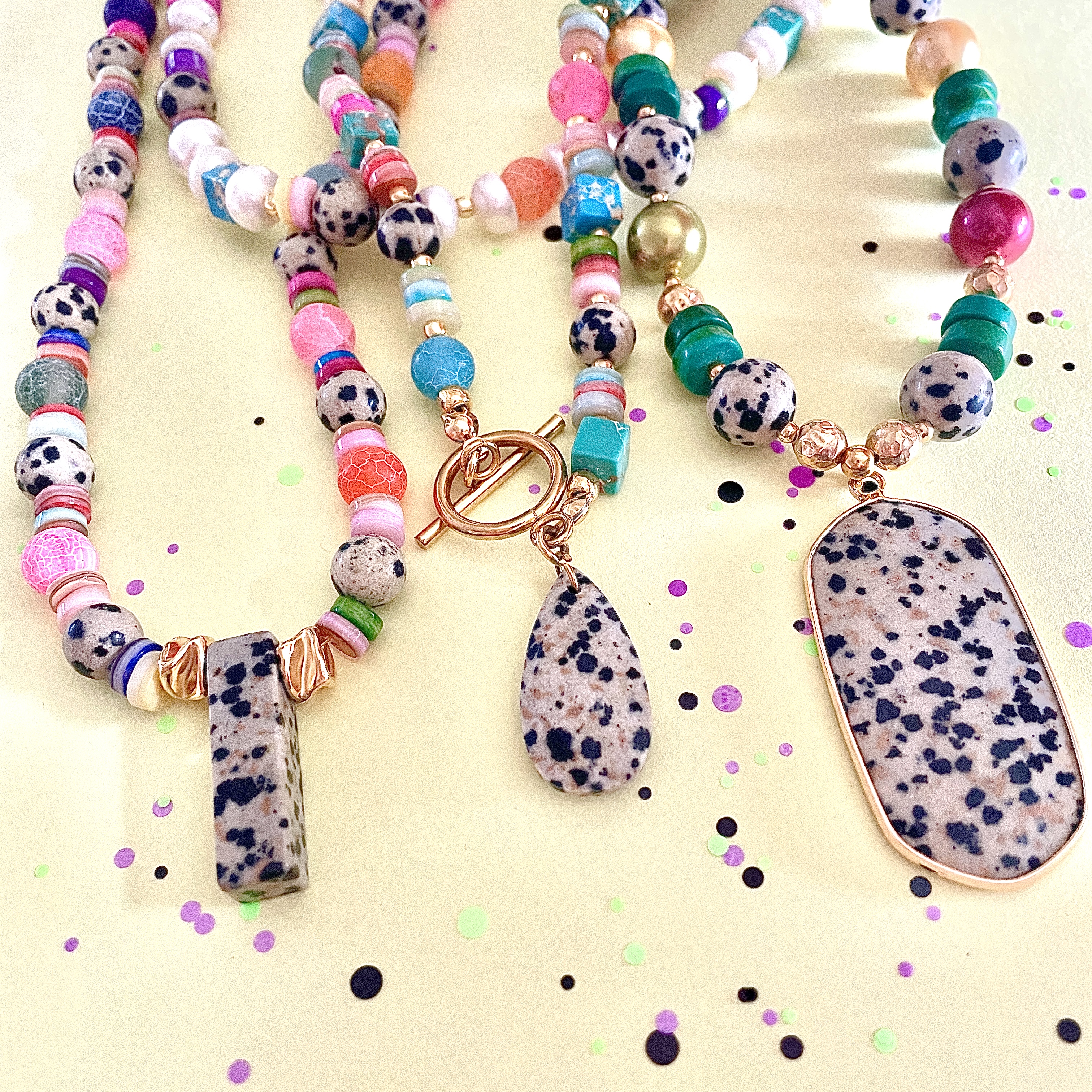 Naszyjniki z koralików z kamieni z zawieszkami