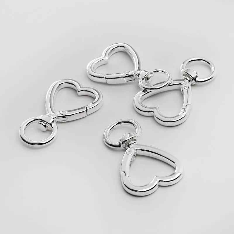 Ozdobny karabińczyk serce w kolorze srebrnym 4 cm [PM1060A]