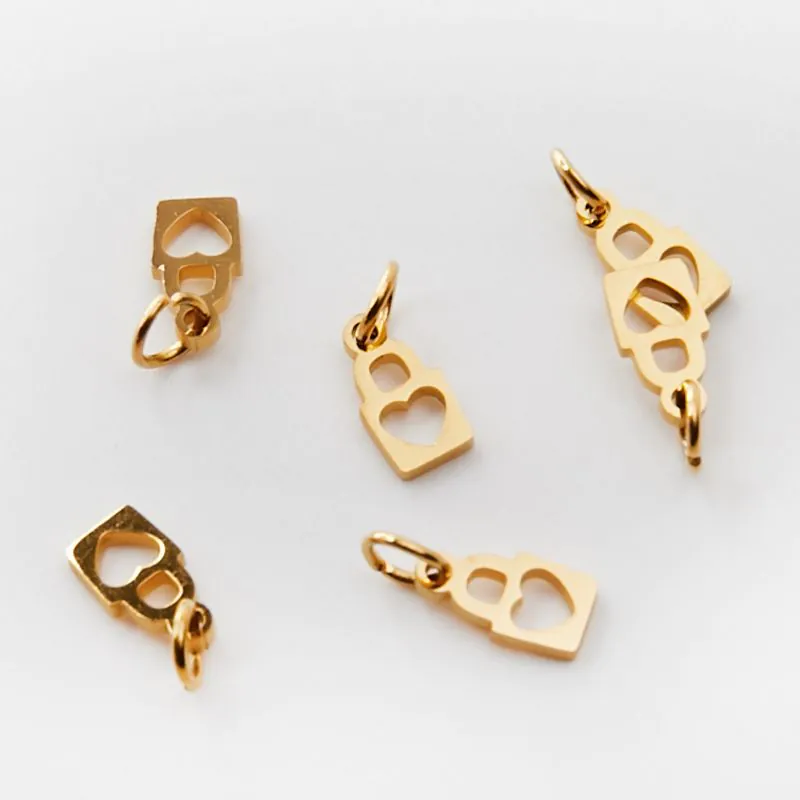 Mini zawieszka ze stali chirurgicznej kłódka z serduszkiem w kolorze złotym 10,5mm PVD [ST8754B]