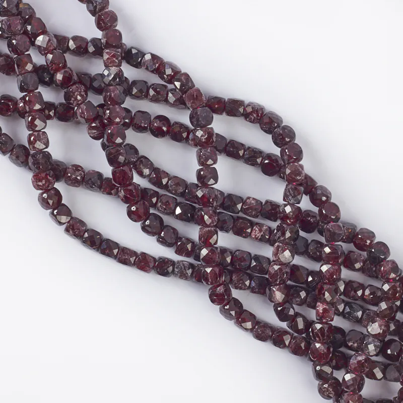 Koraliki granat kostka fasetowana 4 mm [DK1176]