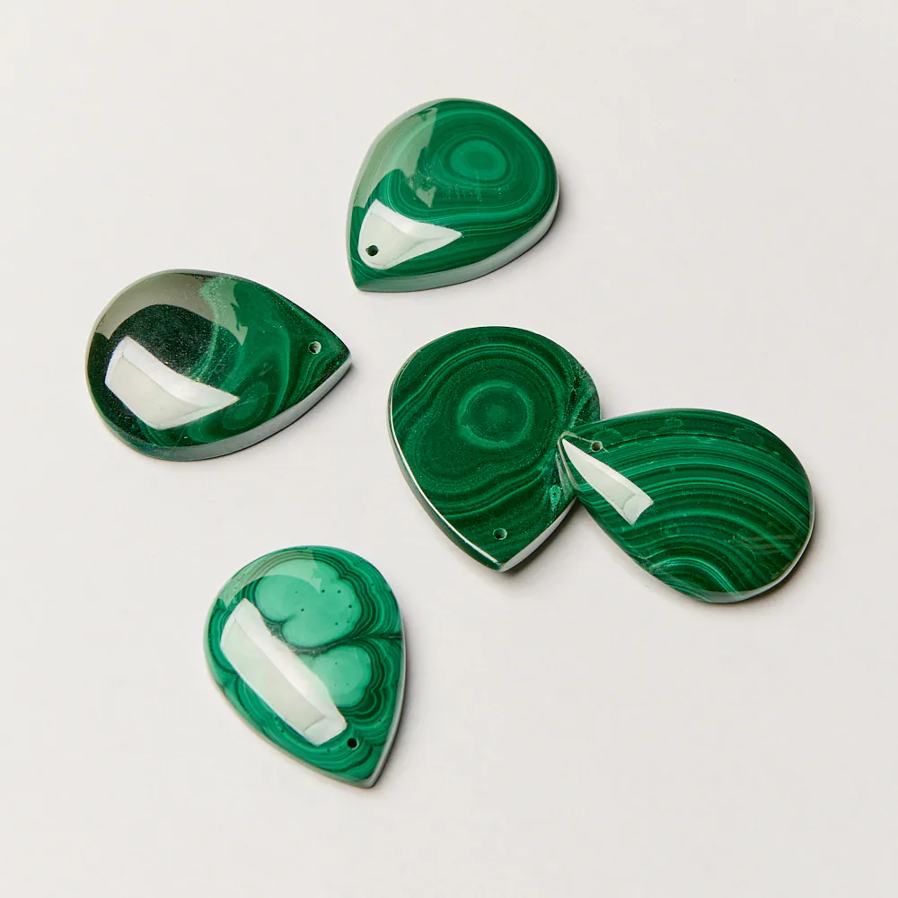 Koraliki zawieszka z naturalnego malachitu łezka 32x26 mm [KB0753]