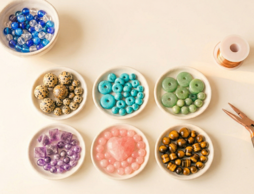 Kulki, oponki, kostki i spółka, czyli popularne kształty koralików z kamieni i jak wykorzystać je w biżuterii